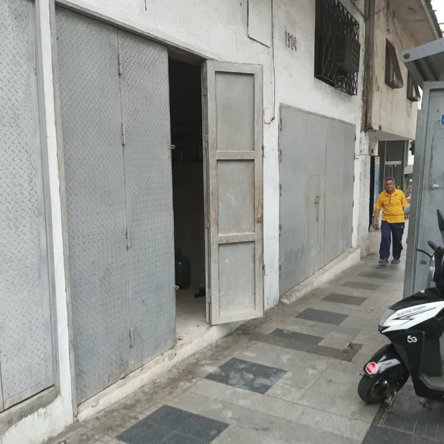 Se Alquila Local Comercial En Obra Gris En La Av. Baralt. Pie De Calle. Solo Cliente Directo. (r.o)