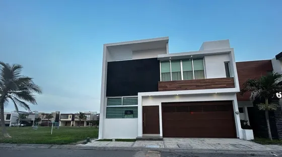 Lomas Del Sol, Casa En Venta 3 Recamaras , Alberca, Cuarto De Serv 
