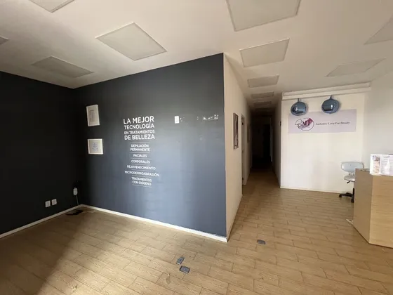Local Comercial De 91 M2  En Lomas Verdes