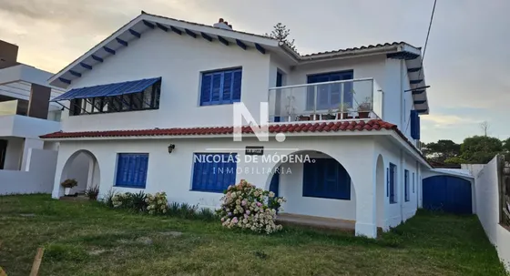 Vende Para Hotel Estilo Butique, Con 7 Dormitorios Frente Al Mar.