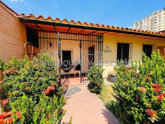 Amplia Casa En Venta Urb. Los Caobos, Maracay, 25-23610 Mv