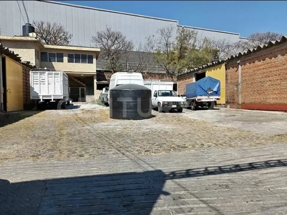 Lote Con 3 Bodegas Y Caballerizas