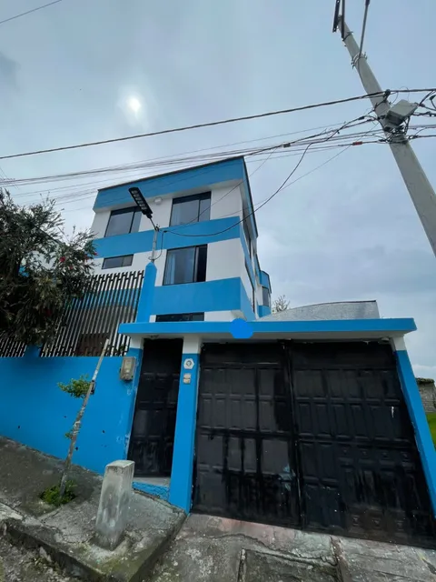 Casa De Tres Pisos 240m2 5 Habitaciones 6 Banos 2 Garage Puerta Automatica  Circuito De Camaras Y Alarmas Y Asadero 