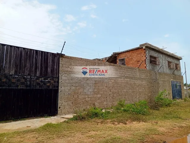 En Venta Multipropiedad En Chichiriviche, Apartamento, Dos Locales Y Amplio Terreno, Oportunidad De Inservion Para Negocio.