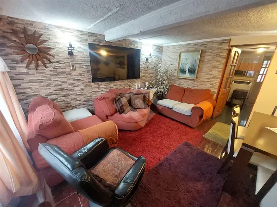 Casa En Venta De 3 Dormitorios En Peñalolén, Js