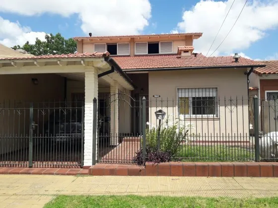 Casa De 4 Ambientes En Venta. Villa Centenario - Banfield