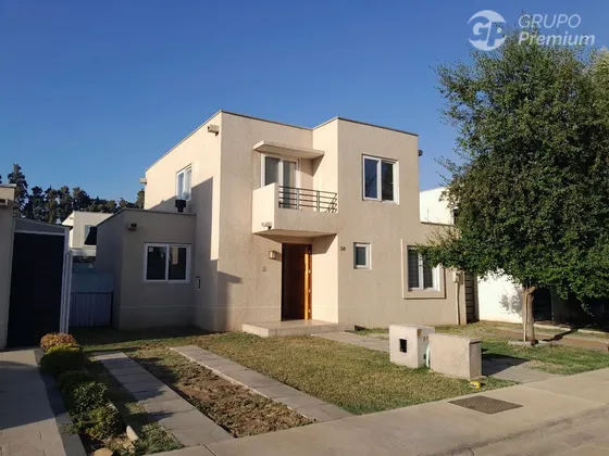 Casa En Arriendo De 4 Dorm. En Chicureo 