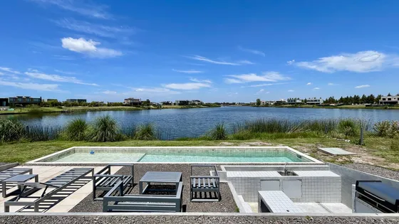 Retasada Casa En Naudir Al Lago Central En Venta - Con Diseño, Hormigon Visto, Piscina