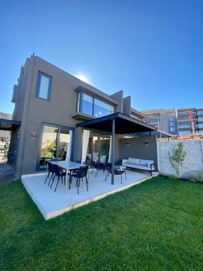 Casa En Venta La Dehesa, Tres Dormitorios, Escritorio, Estar
