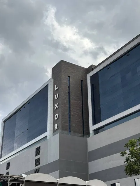 Venta De Oficina De Alta Gama En La Torre Luxor. Las Mercedes, Caracas.