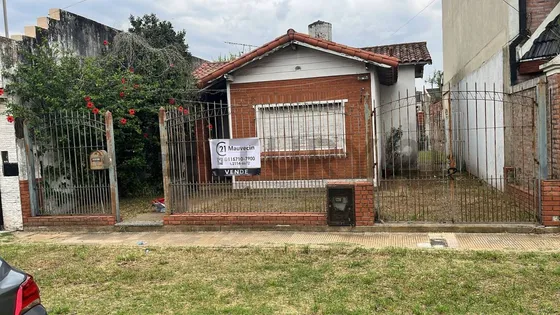 Oportunidad!!!! Casa De 4 Amb C/ Cochera A Refaccionar En Barrio Ferroviario
