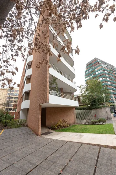 Departamento En Venta De 4 Dorm / Quillay/ Providencia