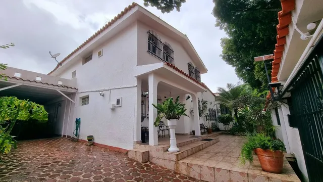  245916  Venta De Casa Quinta De 2 Plantas, En La Urb. El Trigal Sur  Fp