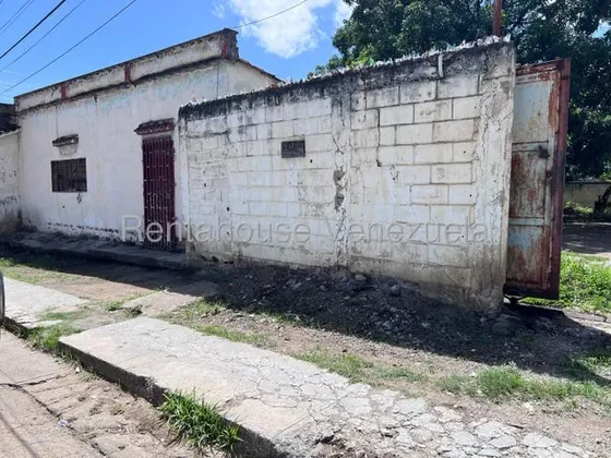 Jip 27-946. Venta De Terreno Con Bienhechurías De 739.19 Mts2, Excelente Ubicación A Pocos Metros De La Av. Bolívar, Ideal Para Uso Residencial O Comercial. Los Colorados. Villa De Cura