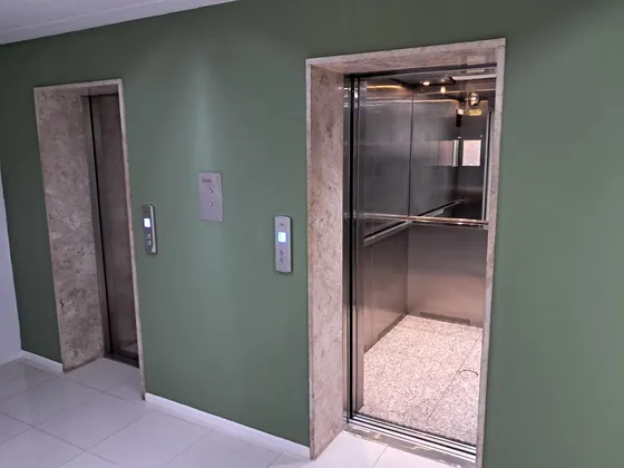 Sala Em Andar Alto, Ventilada E Ensolarada.