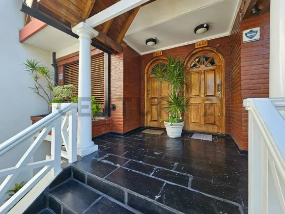 Venta Triplex 5 Ambientes Con Triple Cochera, Patio Y Pileta