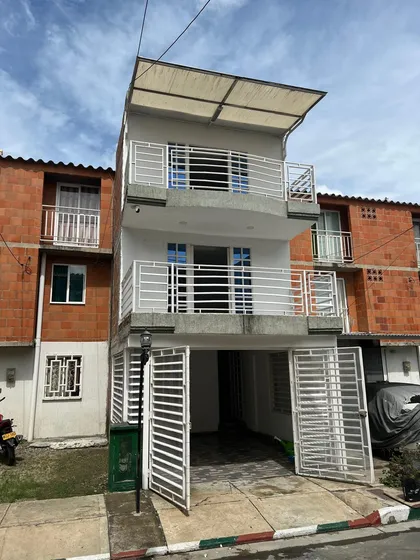 Se Vende Espectacular Casa La Victoria -villagorgona3 Piso