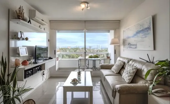 Departamento En Venta De 2 Dormitorios En Edificio Jardines De La Sierra, Punta Del Este