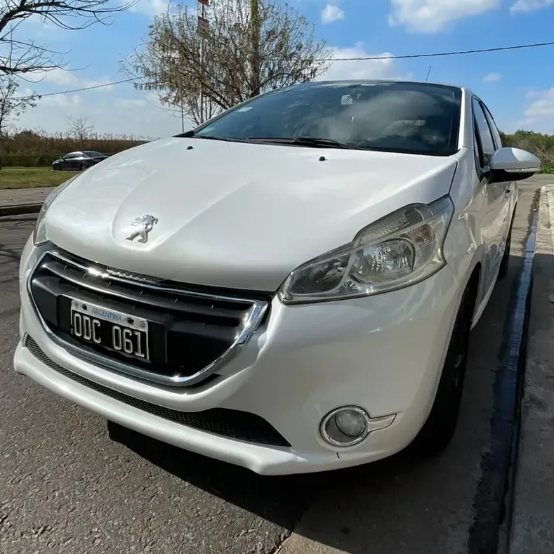 Peugeot 208 1.5 Allure con pantalla táctil