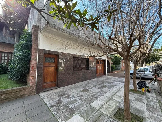 Casa En Venta - 4 Dormitorios 2 Baños - 303mts2 - La Matanza