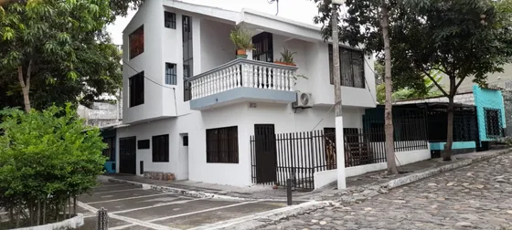 Casa Esquinera De 3 Pisos En Urbanización