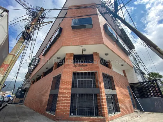 Catia ! Impecable Y Moderno Edificio Amoblado, Con Local Comercial A Pie De Calle, 4 Niveles (pb, Mezzanina, Pisos 1 Y 2), Amplias Oficinas, Salón Usos Múltiples. Tanques Agua, A/a, Sistemas Seguridad