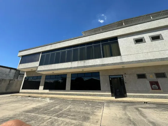 Lorena Inojosa Vende Conjunto Industrial En Valencia.