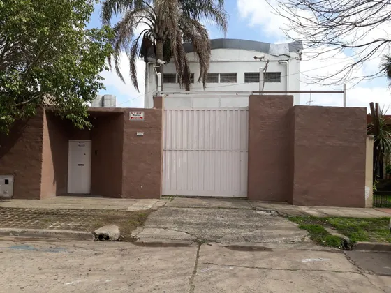 Galpón En Venta - 4 Oficinas 2 Baños - 655mts2 - Castelar