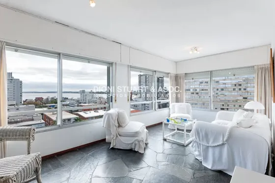 Apartamento En Venta - En Gorlero - Peninsula - 2 Dormitorios - Edificio Michelangelo