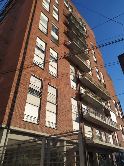 Moron Centro- Piso 180 Mt2 Cubiertos+ Balcon Aterrazado Propio 40 Mt2- 5 Amb+ 5 Baños+cochera Propia