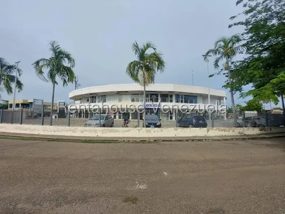 Excelente Local Comercilal A Estrenar. 26 Mts, Con Puerta De Vidrio Aire Acond A Estrenar, Tanque De Agua Cilíndrico De 640 Lts. Situado En Planta Baja Con Vista A La Avenida