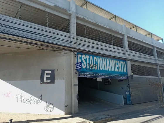 Edificio De Estacionamiento Pleno Centro De 4 Pisos
