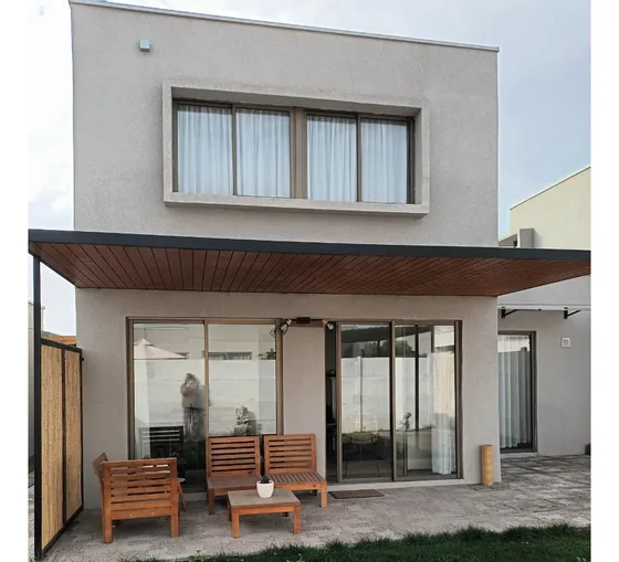 Casa Mediterránea En Condominio. 