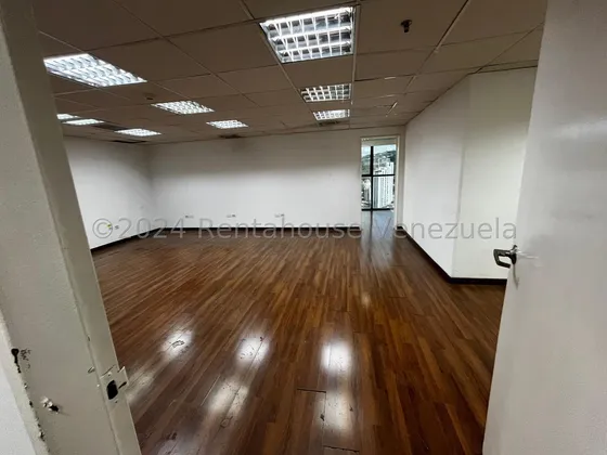Oficina En Alquiler En El Bosque Cda 24-29285 Yf