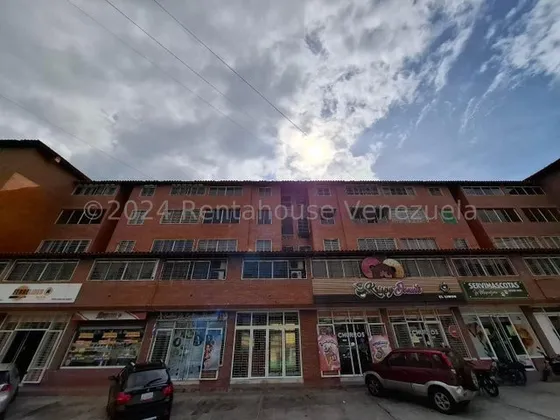 Apartamento En Venta, Ubicado En La Av. Caracas. El Limón Rah 25-5984