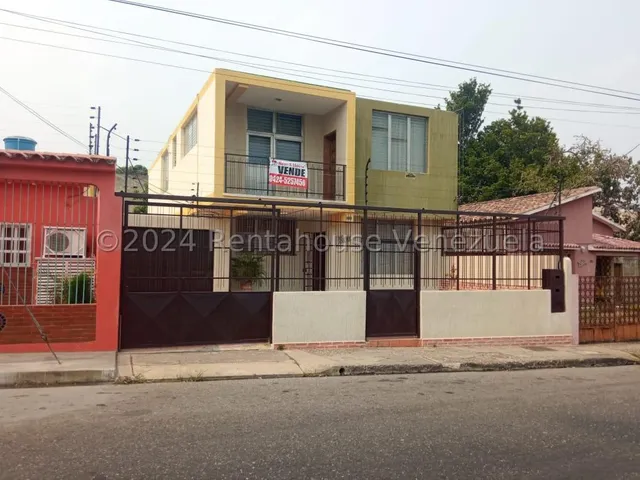 Dennymar, Vende Hermosa Casa En El Centro Este De Barquisimeto Dispone De 6 Habitaciones 2 Baños Con Todos Los Servicios Basicos B3a16935                                                               
