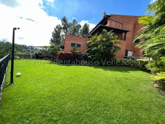 Espectacular Planta Baja De 358m2 Y 252m2 De Jardín En Edificio De Solo 4 Apartamentos En La Lagunita, Mls#24-18590
