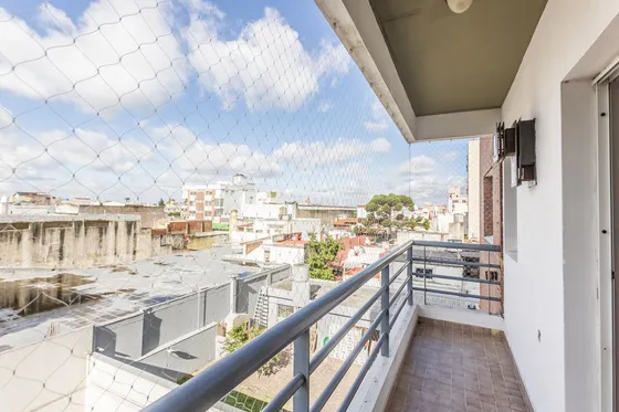 Departamento En Venta De 3 Ambientes De Categoría Con Balcón En Caseros