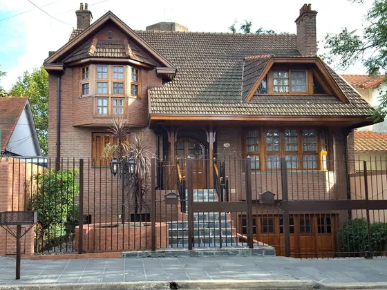 Casa De Amplios Ambientes Y Gran Parque A La Venta.