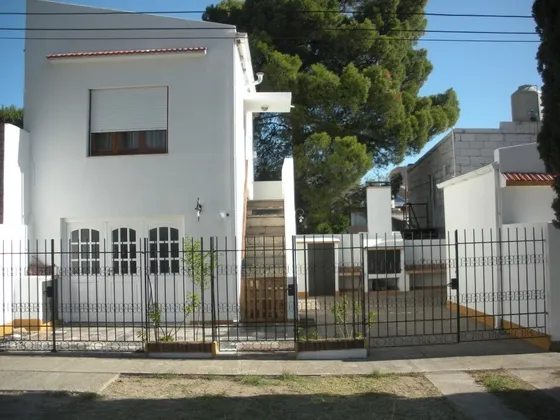Monte Hermoso. Dpto Un Dormitorio En Primer Piso Por Escalera, Totalmente Equipado Para 4 Personas. Smart Tv. 4 Cuadras Playa Y 12 Centro. Promociones Noviembre Y Diciembre.