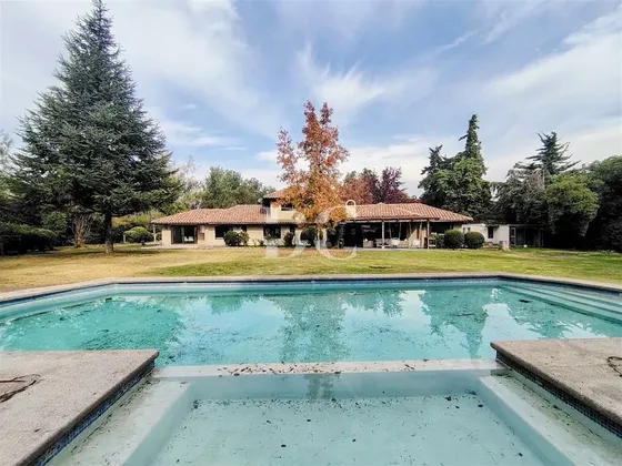 Casa En Venta De 5 Dorm. En Chicureo Centro Colina
