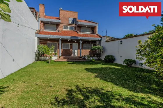 Casa En Venta 5 Ambientes Con Jardín Y Cochera