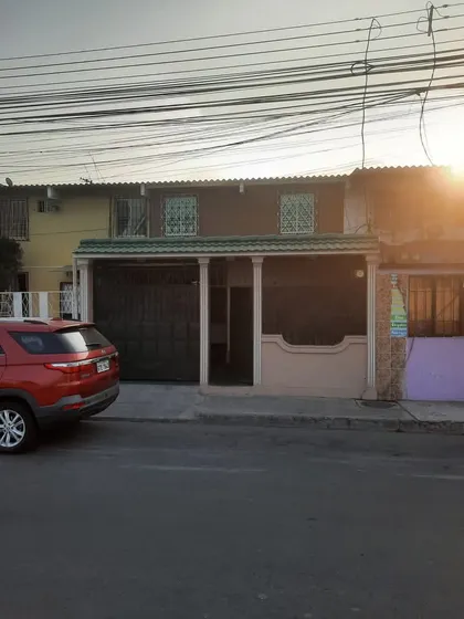Casa De 2 Pisos Cerca Al Nuevo C.c. Mal Del Norte