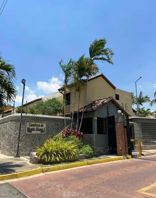 Moderno Townhouse En Res. Cumbres De Monte Alegre I Urb. Tazajal
