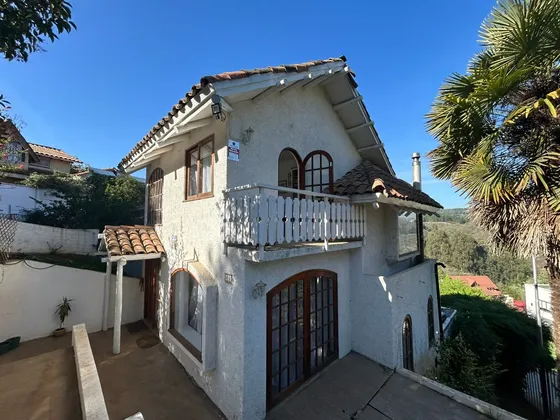 Vendo Amplia Casa En Sector Residencial De Los Almendros