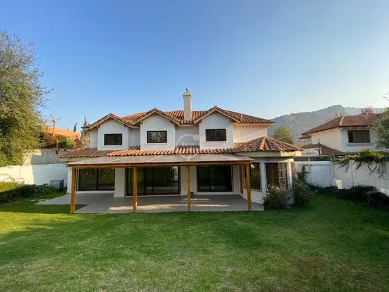 Casa En Arriendo De 6 Dorm. En Lo Barnechea