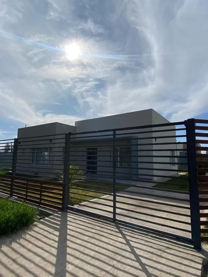 Venta De Casa En General Roca, B° Vista Barda 2 Habitaciones