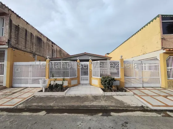 Asg Te Ofrezco En Venta Linda Casa En Calle Cerrada De Corinsa, Con Vigilancia En Perfecto Estado De Conservacion 25-23751