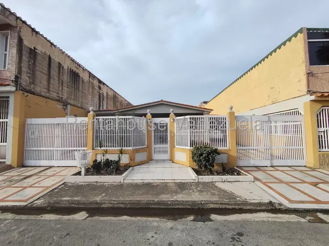 Asg Te Ofrezco En Venta Linda Casa En Calle Cerrada De Corinsa, Con Vigilancia En Perfecto Estado De Conservacion 25-23751