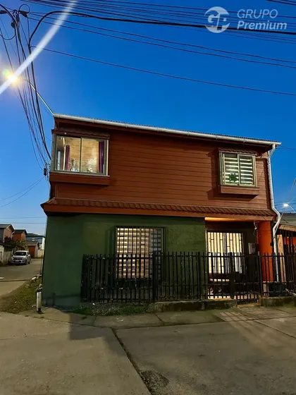Casa En Venta De 5 Dorm.estacionamiento Techado En Coronel